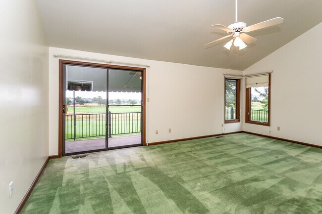 Building Photo - Charming home with Golf Course Views!!!