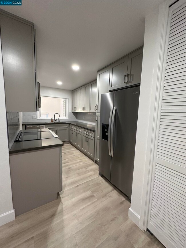 Building Photo - 1700 Siskiyou Dr