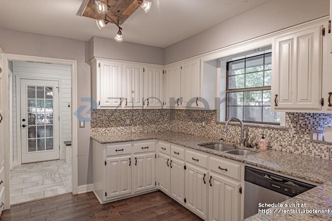 Building Photo - 10926 Mosswood Dr