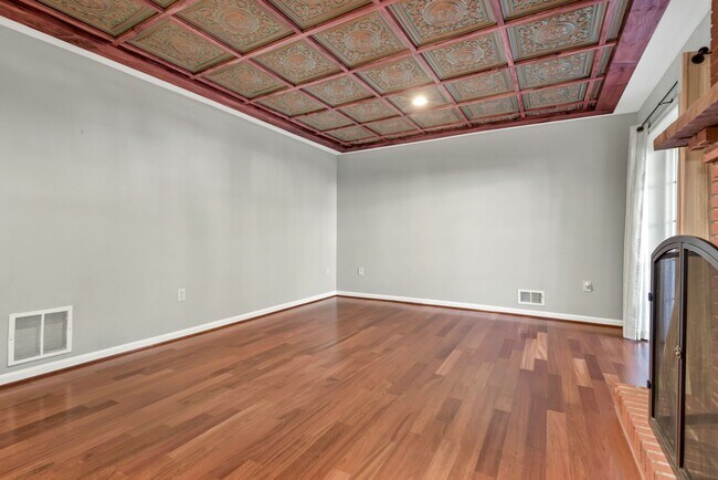 Building Photo - 8015 Merry Oaks Ln