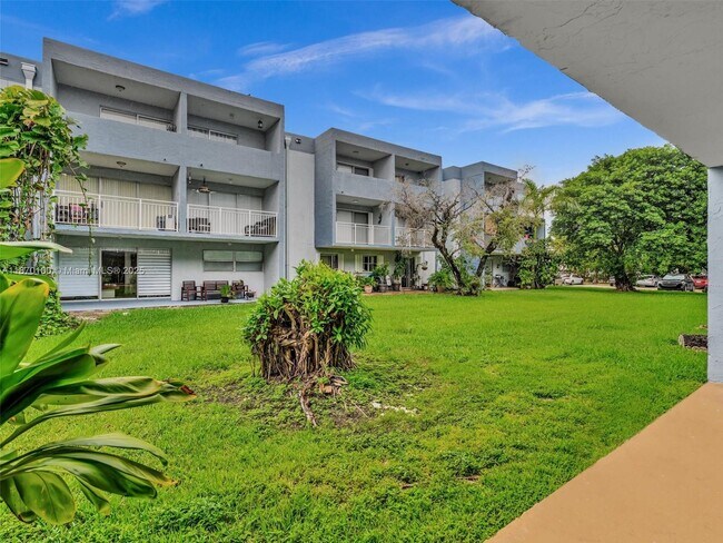 Building Photo - 9367 Fontainebleau Blvd