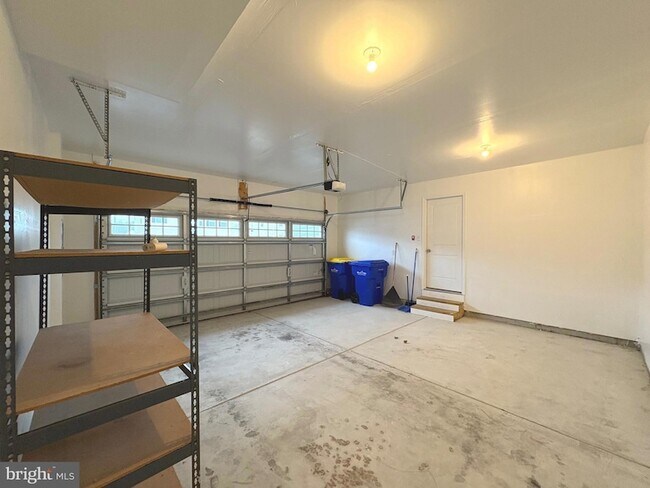 Building Photo - 27003 Greenleaf Dr