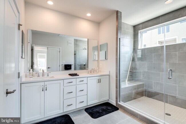 Building Photo - MOVE-IN READY TOWNHOUSE-STYLE CONDO IN ASHBURN