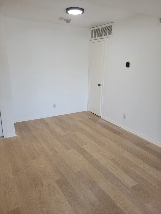 Building Photo - 8425 Hearth Dr