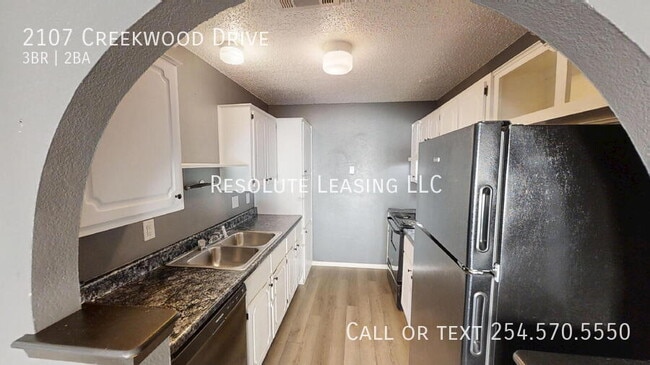 Building Photo - 2107 Creekwood Dr