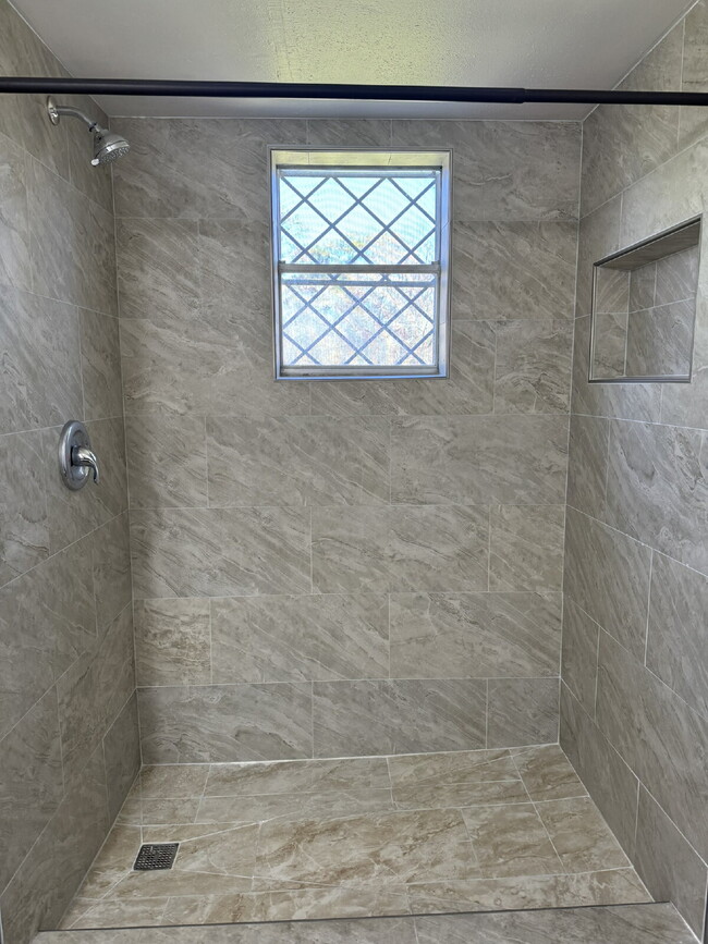 Building Photo - Effortless living at its finest in Conroe....