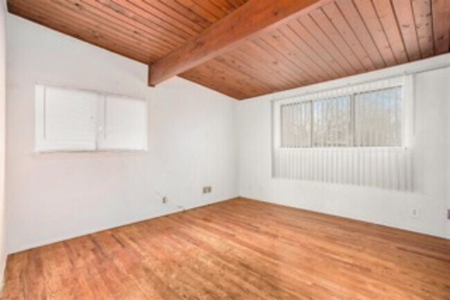 Building Photo - 13-38 Northfield Ave NE