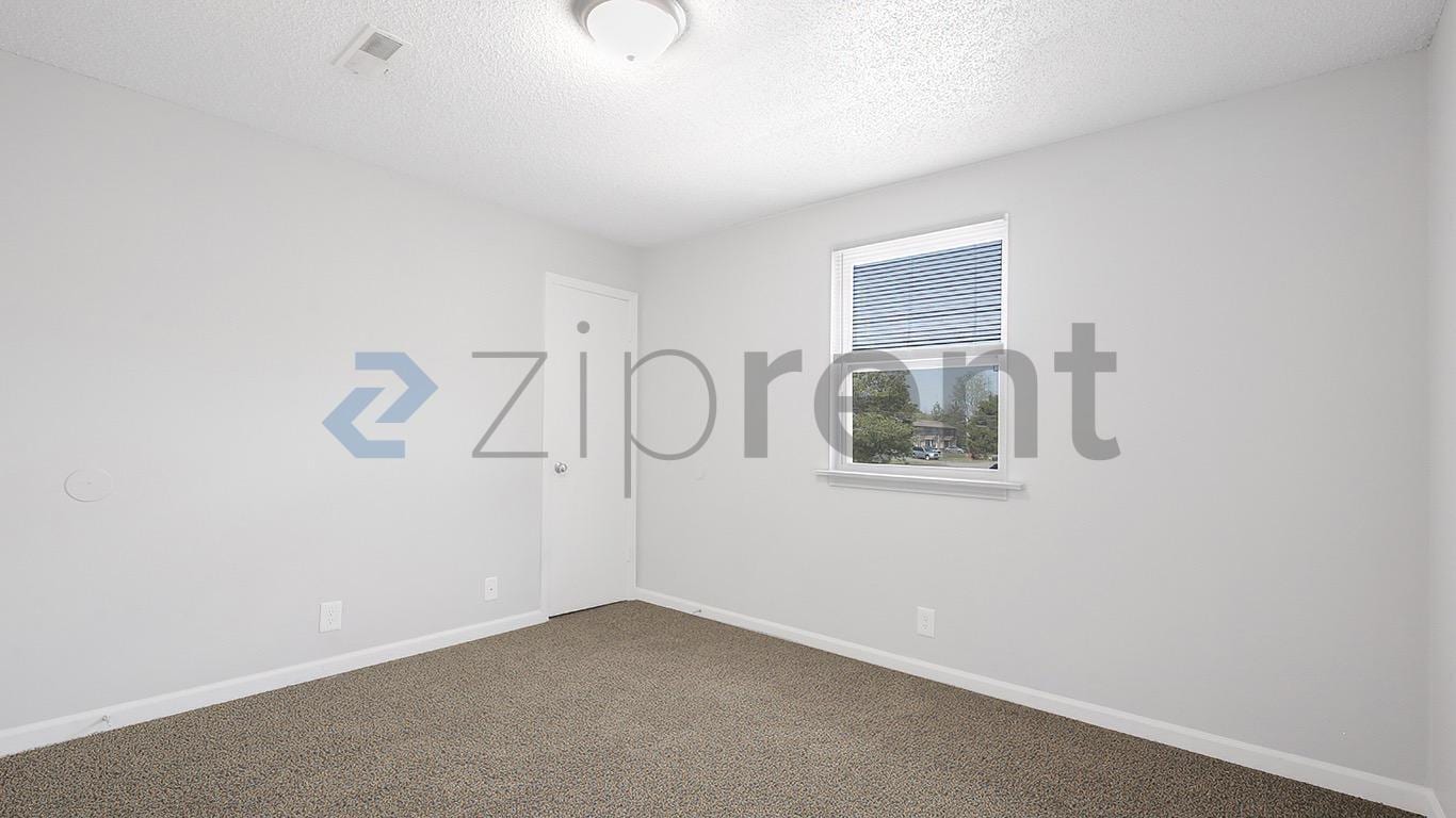 Building Photo - Unit APT E