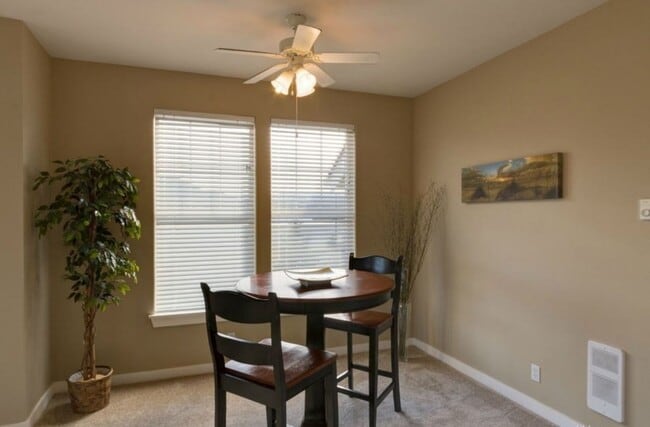 Building Photo - Sunny & Bright Upper Unit in Snoqualmie Ridge