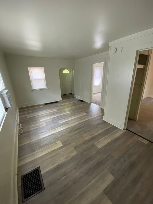 Building Photo - 2 Bedroom House Basement & Garage - Fenced...