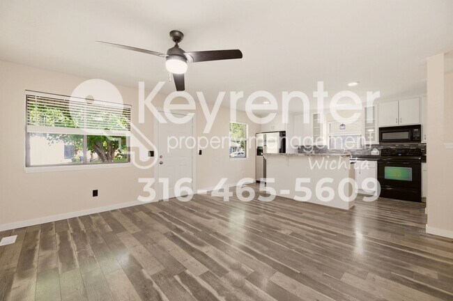 Building Photo - Well maintained 3 bedroom, 3 bath home close to everything you need!