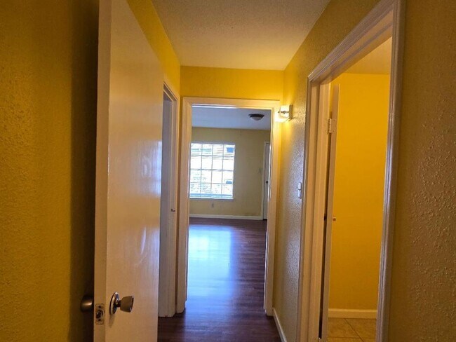 Building Photo - 7400 Bellerive Dr