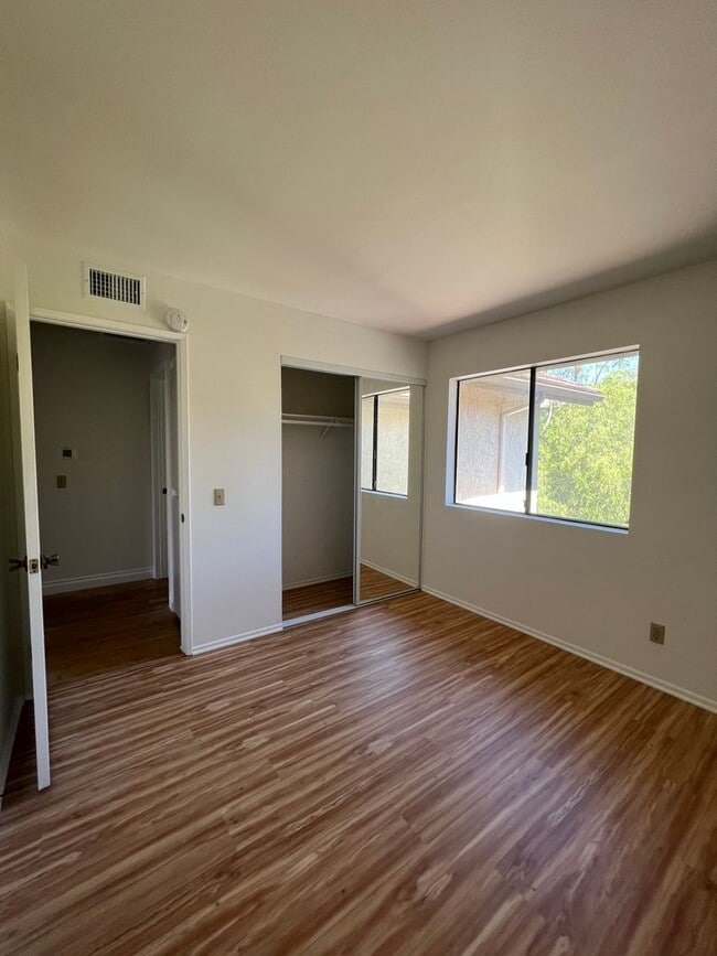 Building Photo - 3 bed, 2 1/2 bath Thousand Oaks Townhome