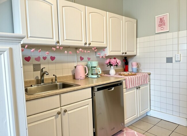 Building Photo - 330 St Paul St