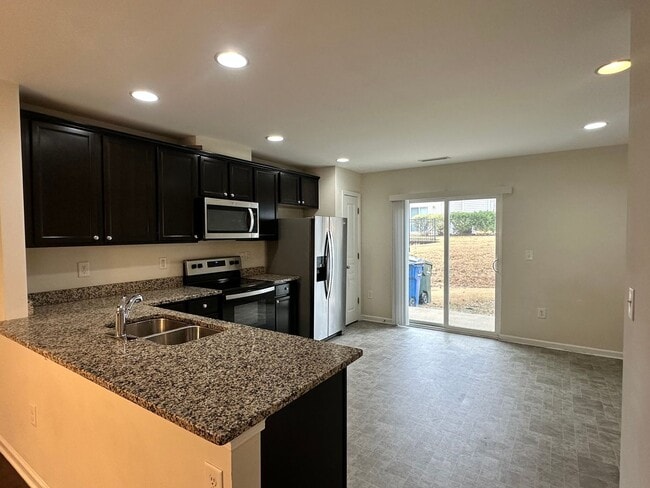 Building Photo - Spacious 3 Bed, 3.5 Bath Townhome in Desirable & Convenient Highland Creek Community!