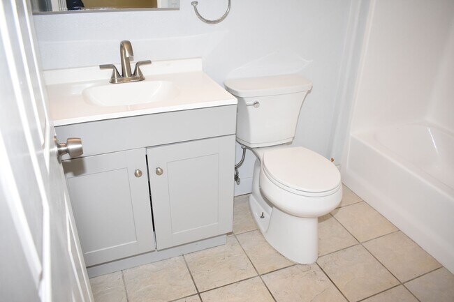 Building Photo - Charming 2-Story, 4 Bd 3 Ba Unit Near Downtown San Diego – 92113