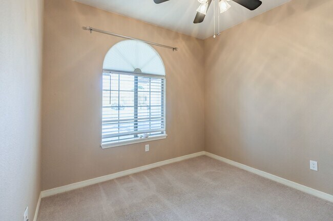 Building Photo - 3 bed 2 bath beautiful home!