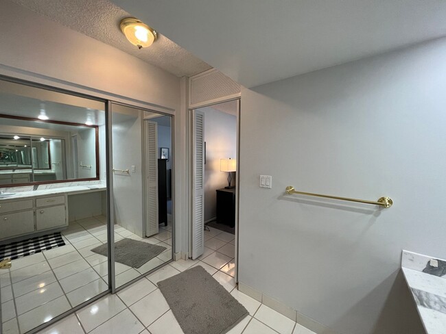 Building Photo - 2 Bed 2 Bath Condo Just Steps From The Oce...