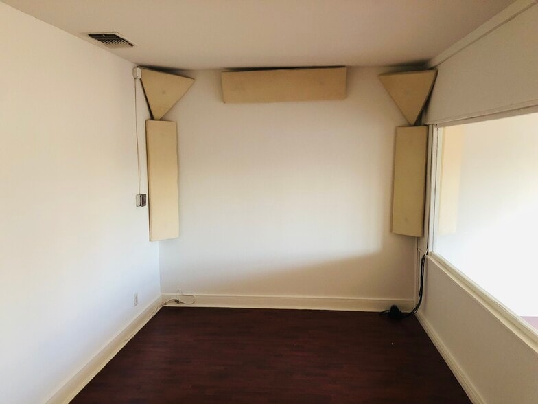 Building Photo - 7261 1/2 Melrose Ave