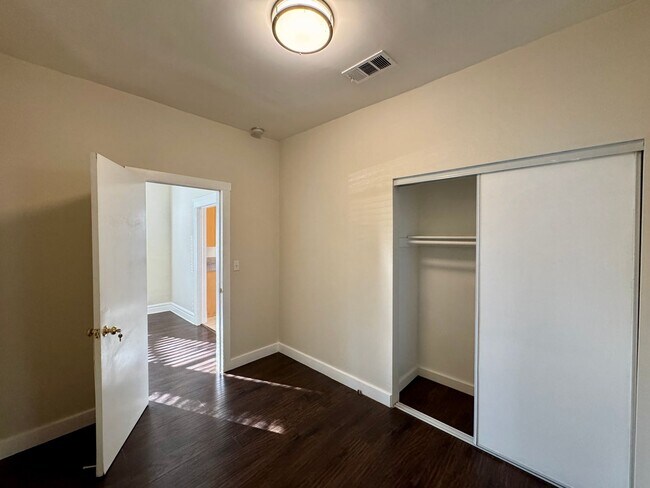 Building Photo - OAKVILLA