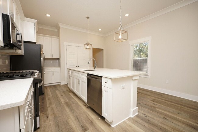 Building Photo - Four Bedroom Home