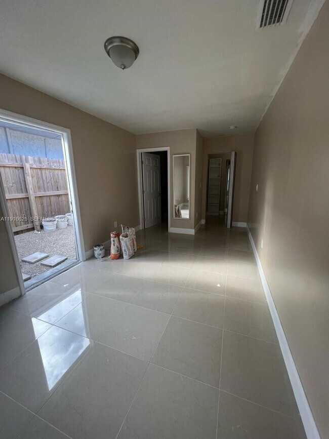 Building Photo - 4121 SW 20th St