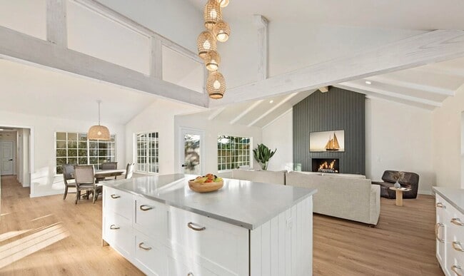 Building Photo - Beautifully Updated Single Story Custom Ho...