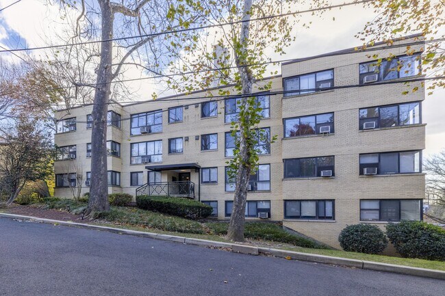 Building Photo - 3901 Tunlaw Rd NW