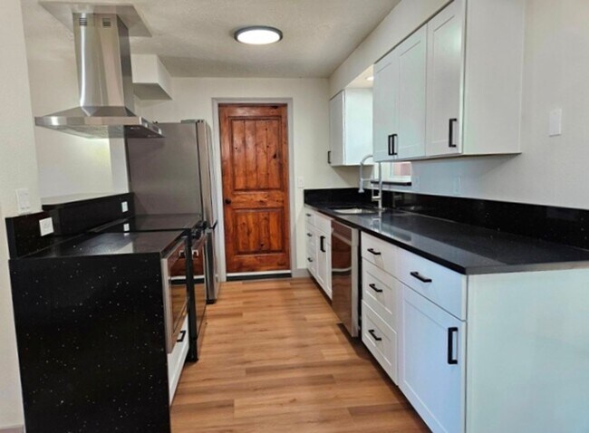 Building Photo - 3Bd/1.5Ba Single Story Home - For viewing!