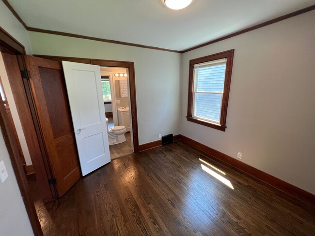 Building Photo - Charming 3BR Home close to Benson/Dundee