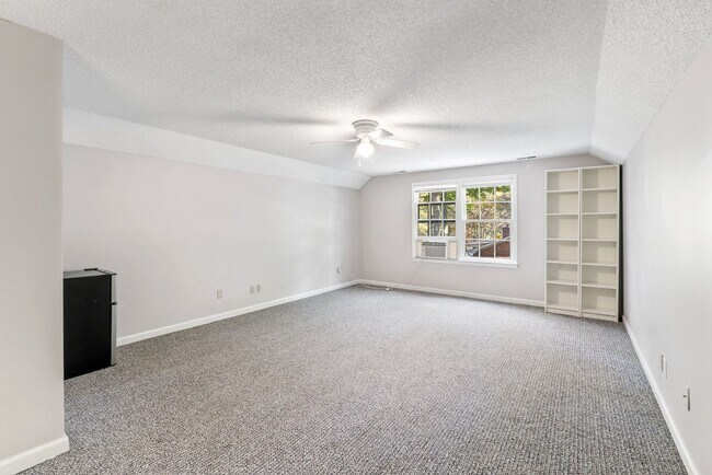 Building Photo - Beautiful Home in Greer Country Club Estates W/Bonus Room