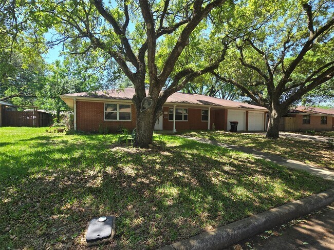 Building Photo - 801 Rosewood Dr
