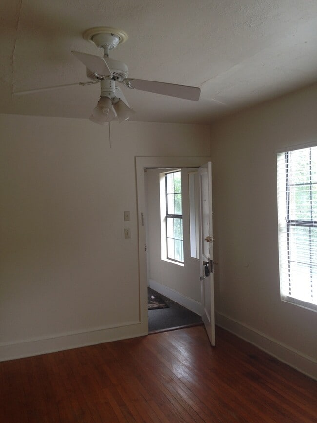 Building Photo - 1 bedroom 1 bath downtown location