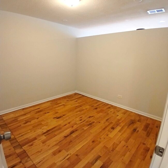 Building Photo - 4642 N Francisco Ave