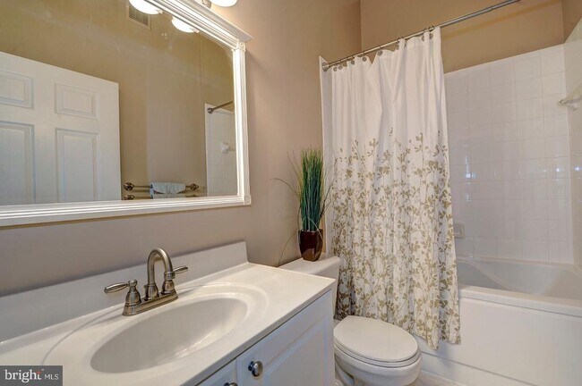 Building Photo - 4951 Brenman Park Dr