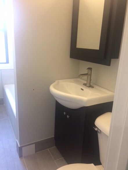 Building Photo - 2229 W Wilson Ave