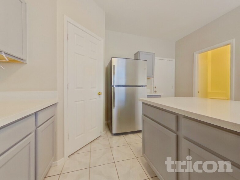 Building Photo - 2640 S 89th Ave