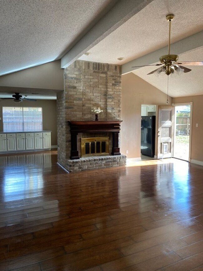 Building Photo - Lovely well cared for home on an extensive landscaped corner lot! Spacious family room with high ...