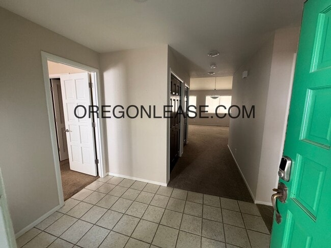 Building Photo - Spacious Home in Prime Ferry Street Bridge...