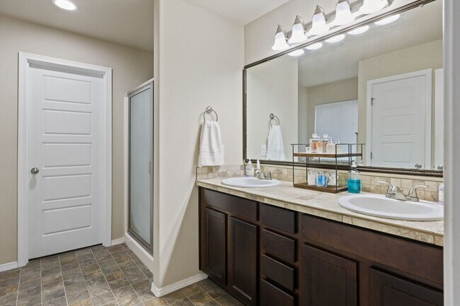 Building Photo - Well maintained 4 bedroom 2.5 bath home in Olympia School District.