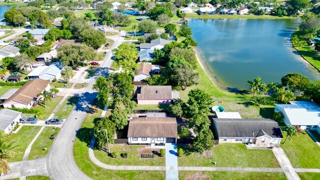 Building Photo - 1049 Grandview Cir