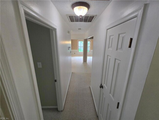 Building Photo - 921 Martingale Ct