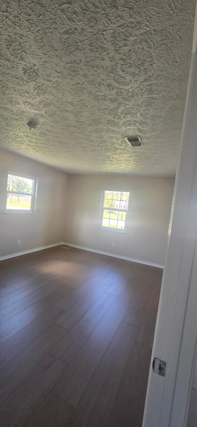 Building Photo - 1162 SE Floresta Dr