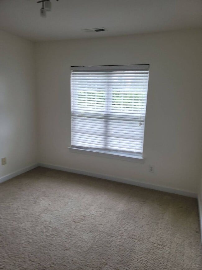 Building Photo - Nice Townhome off Providence Rd/485 South
