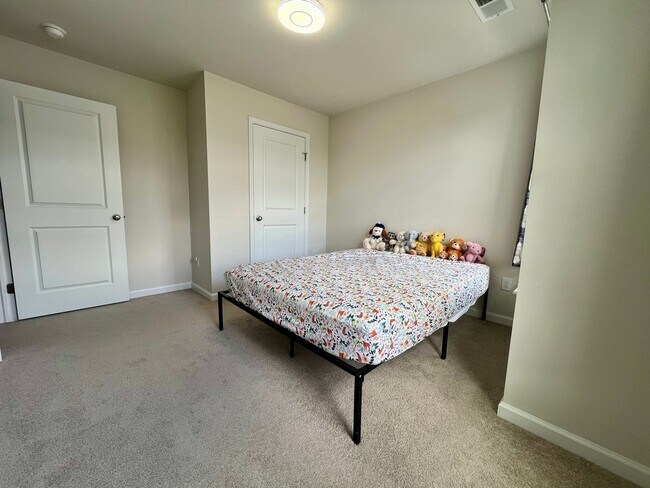 Building Photo - Stunning 4-Bed Townhome in Quakertown! Available NOW!