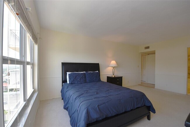 Building Photo - 3850 Galt Ocean Dr