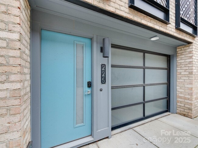 Building Photo - 225 Domain Way