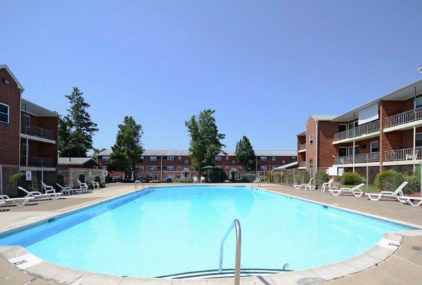 Building Photo - Colonial Point Apartments
