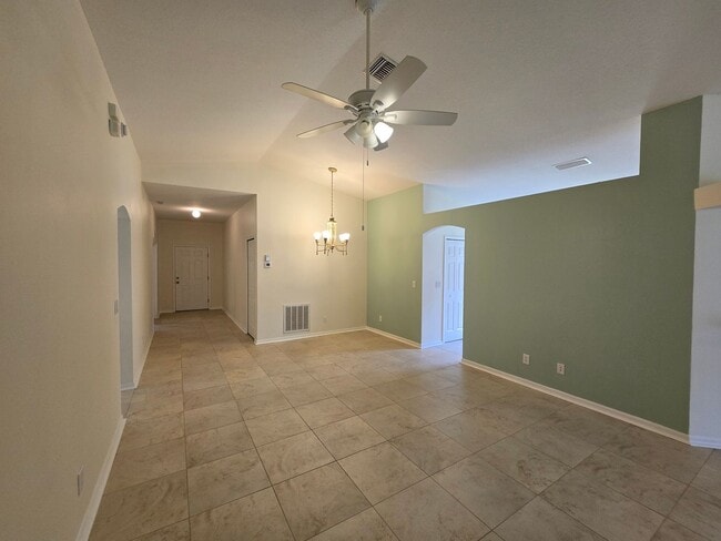 Building Photo - 4 Bedroom 2 Bathroom in Waterford Lakes