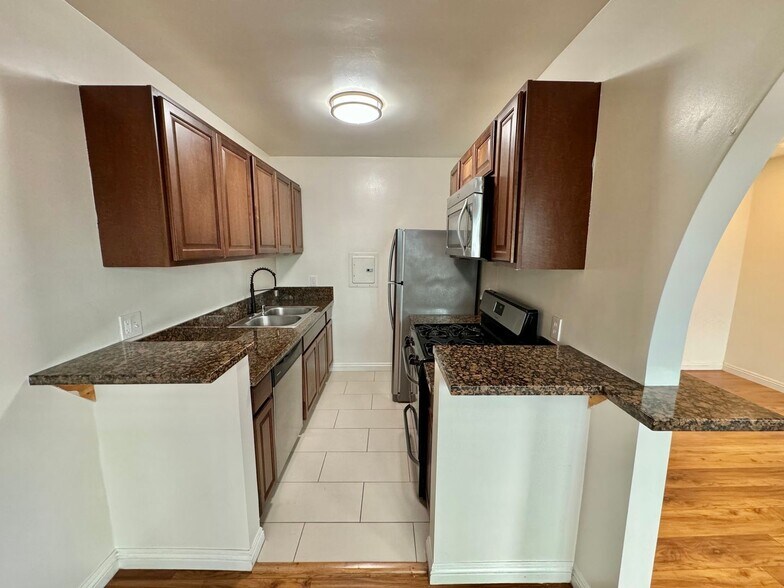 Building Photo - 12618 Pacific Ave